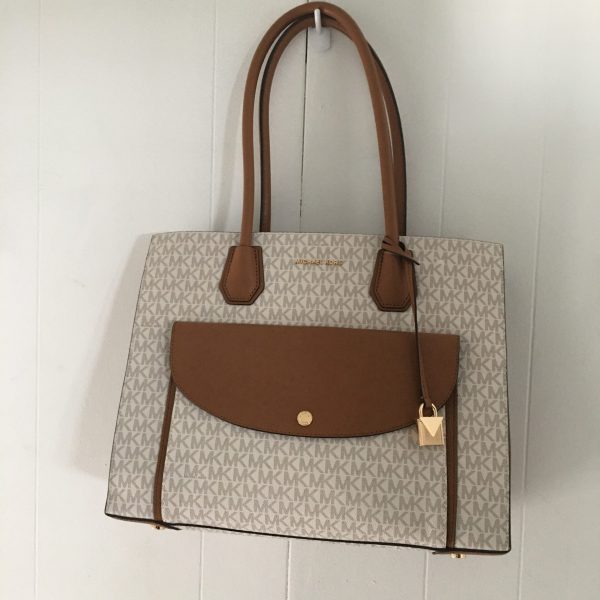 Michael Kors Mercer Extra Large Pocket Tote – Vanilla/Acorn/Gold